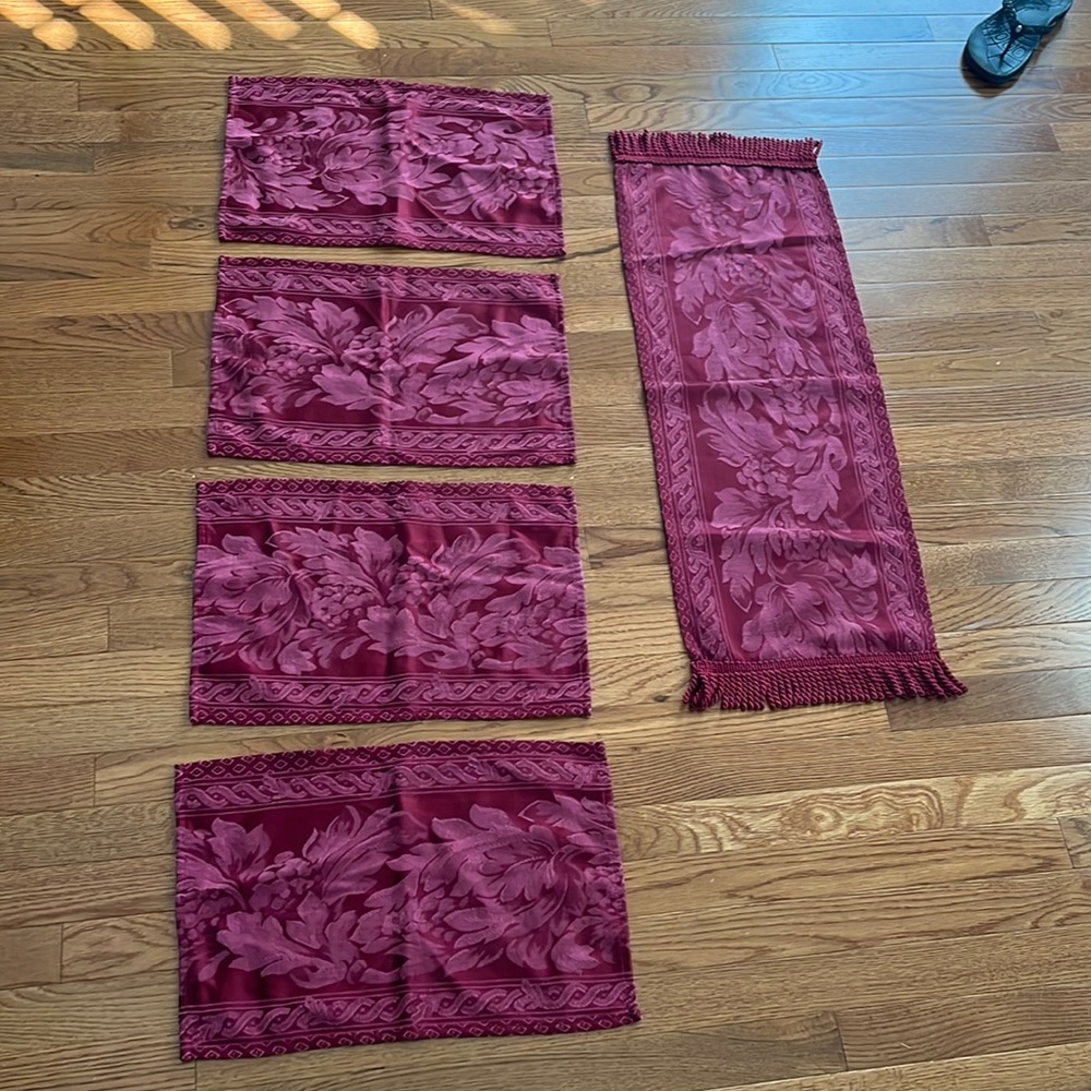 ❤️3/$15❤️Table Runner and Place Mats